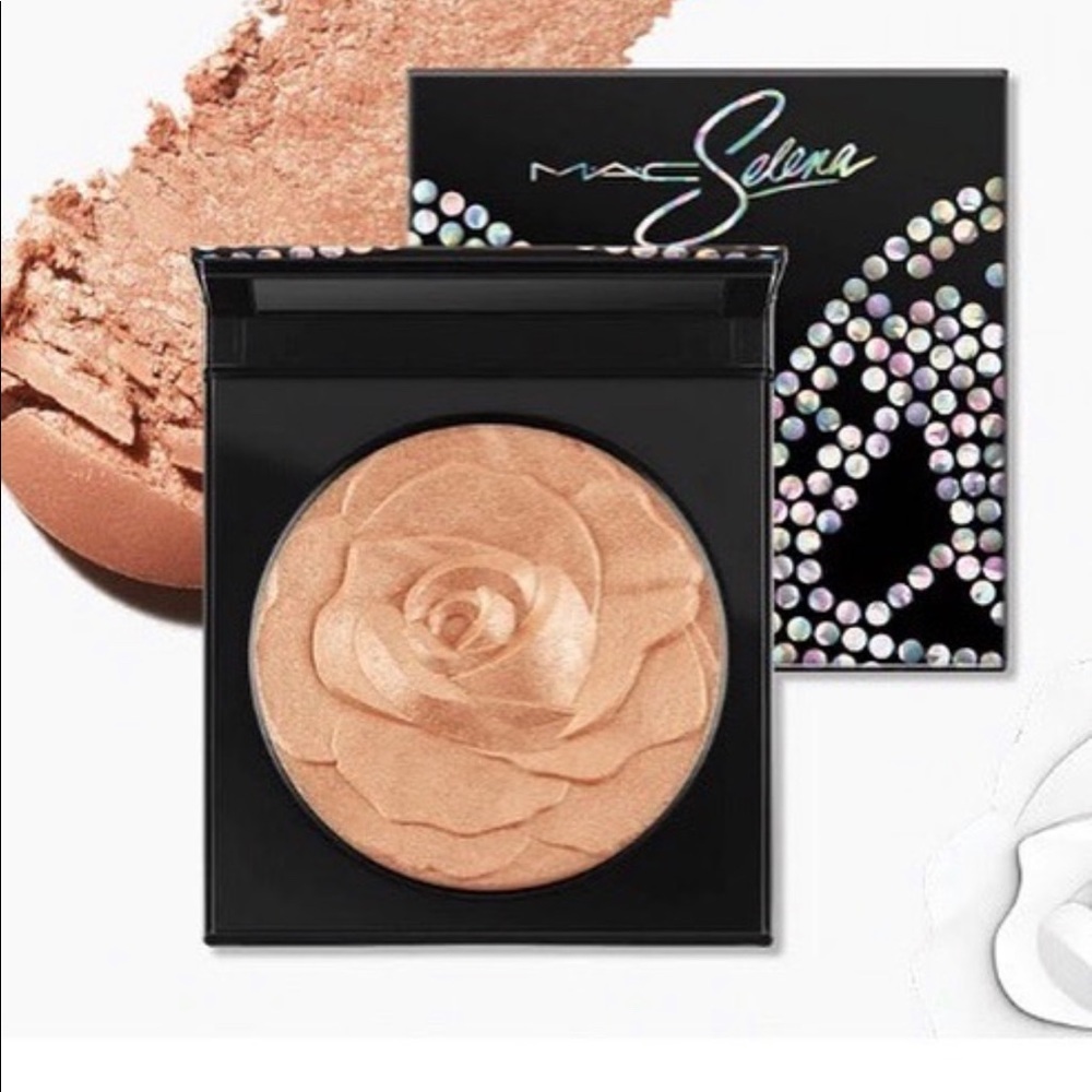 MAC SELENA EXTRA DIMENSION SKIN FINISH